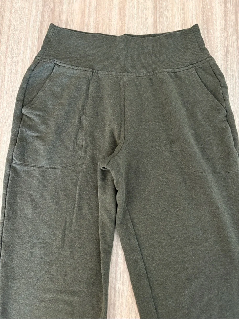 Athleta Coaster Luxe High Rise Jogger Pants Women’s Size Medium Dark Green
